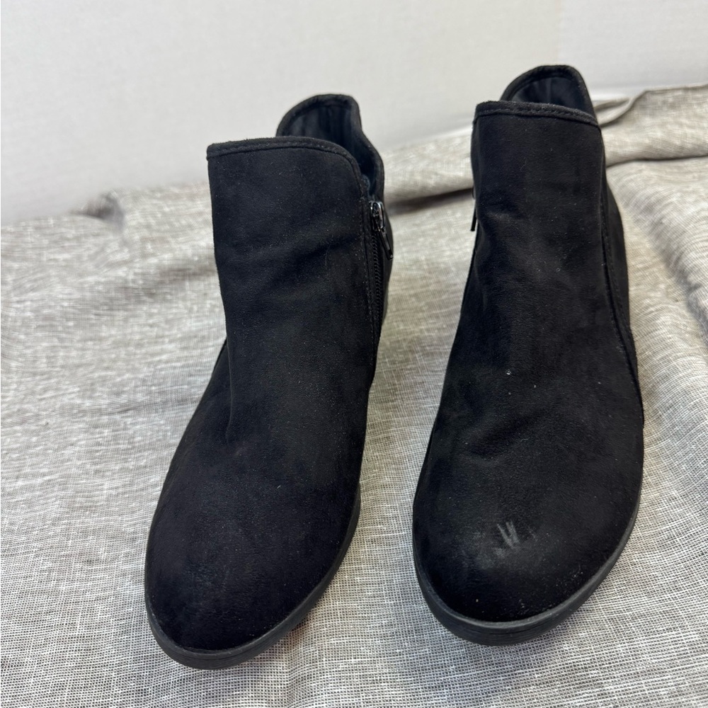 Sleek Black Ankle Booties with Minimalist Design - Picture 1 of 6